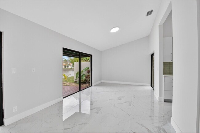 Building Photo - 6545 Las Flores Dr