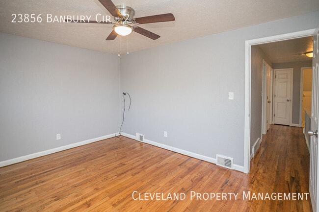 Building Photo - Updated 3 Bedroom Banbury Condo