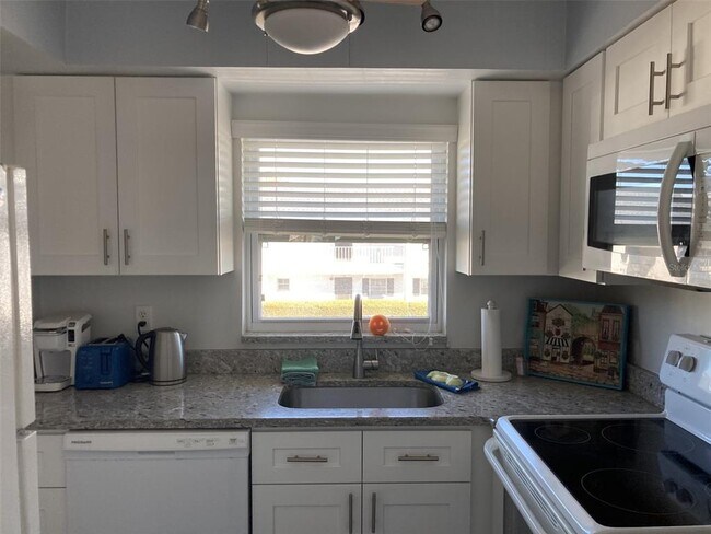 Building Photo - 304 47th Ave Dr W