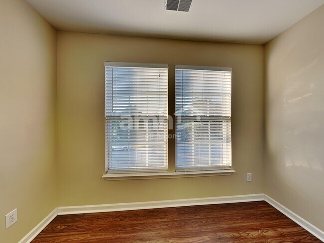 Building Photo - 25 Bellows Falls Dr