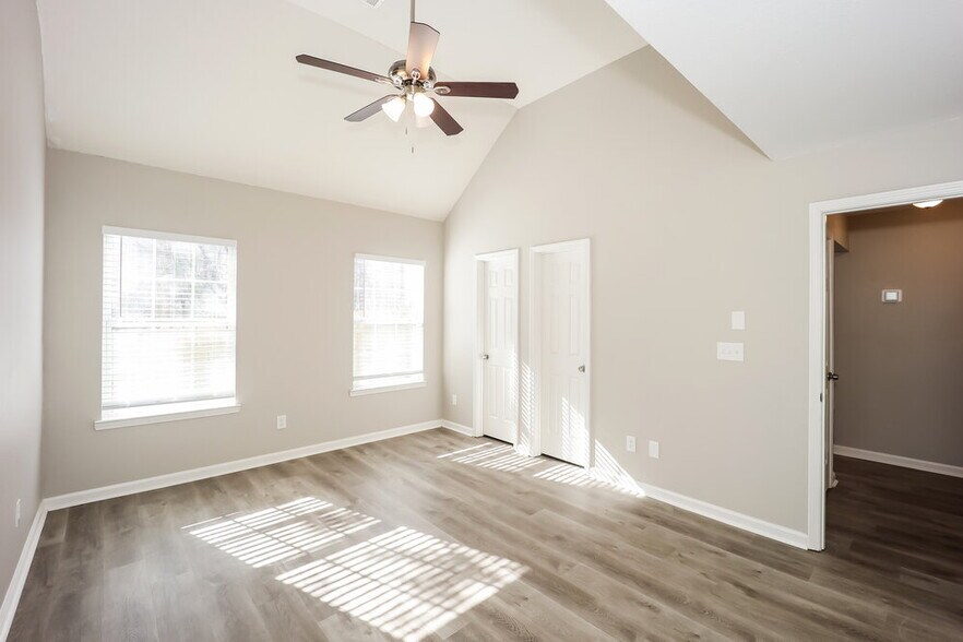 Building Photo - 4423 Ravenwood Dr