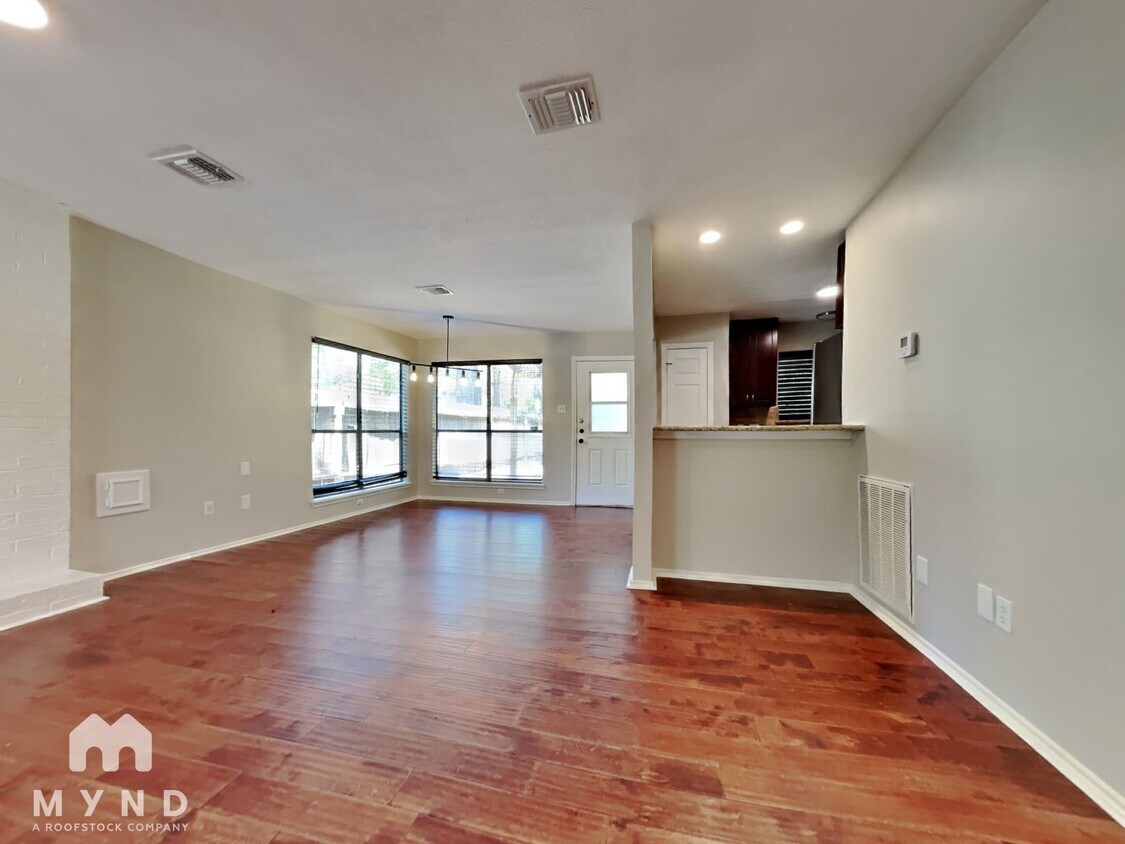 Building Photo - 102 Summer Crest Cir