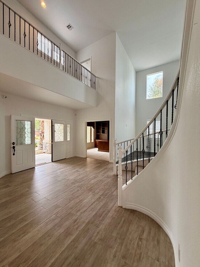 Building Photo - Northwest Valley 6 bdr  4400 sq ft  with RV parking, pool, covered patio -  all on a 1/2 acre lot!