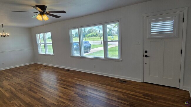 Building Photo - 412 N Houston Lake Blvd