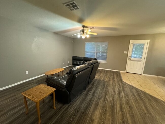 Building Photo - Nice 3 bedroom 2 Bath One Story Home