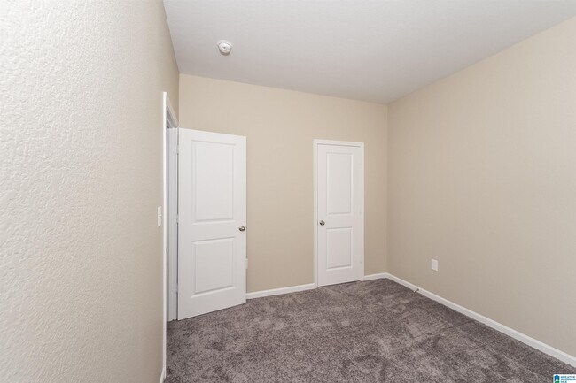 Building Photo - 355 Farmhouse Ln N
