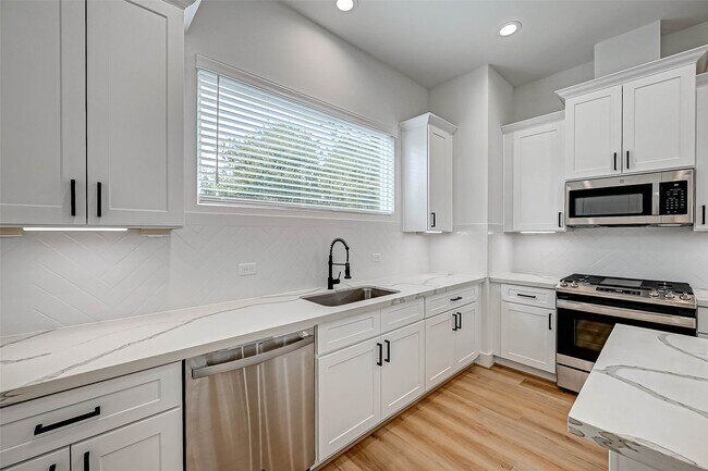 Building Photo - 3038 Live Oak St