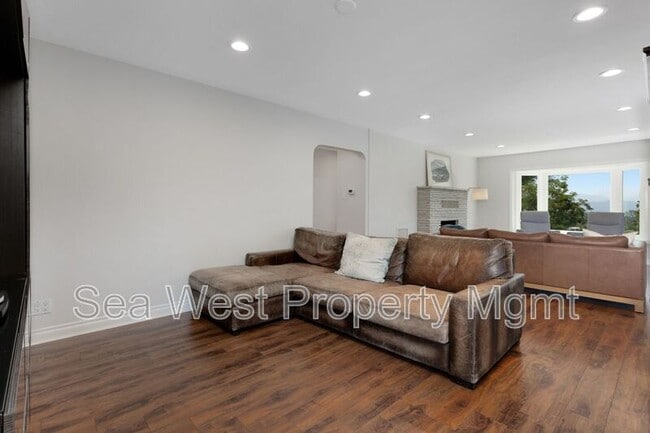 Building Photo - 3267 Bernardo Ln