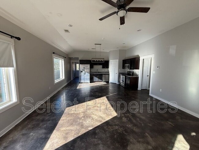 Building Photo - 263 Wolf Den Dr