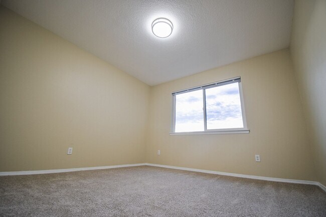 Building Photo - Newly Updated 2 Bedroom 1.5 Bath Townhouse...