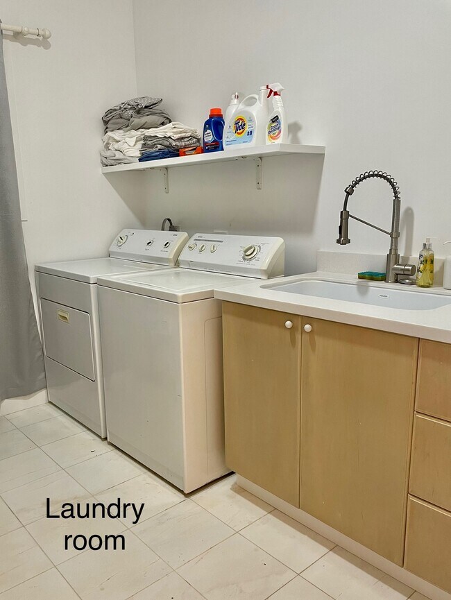 Laundry room - 335 Wailupe Cir