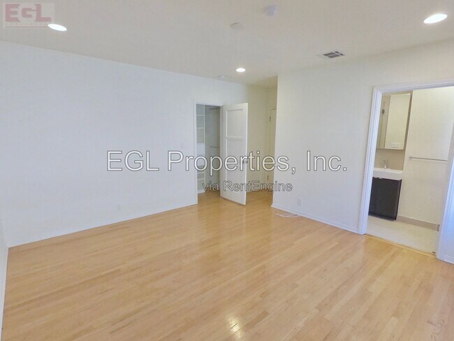 Building Photo - 10749 Wellworth Ave