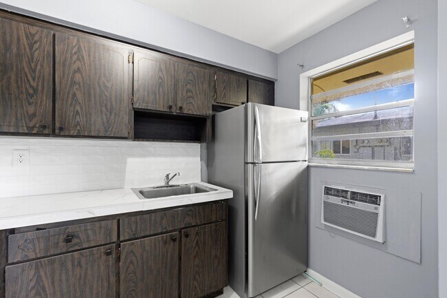 Building Photo - 6125 SW 48th Ct