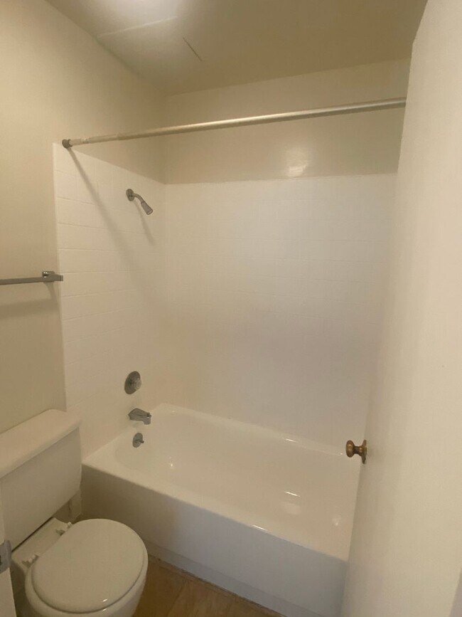 Building Photo - $500 MOVE IN SPECIAL!! One Bedroom Condo A...