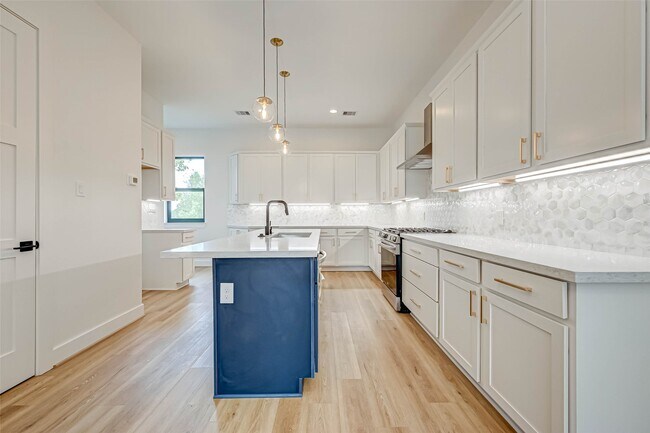 Building Photo - 3503 Anita St