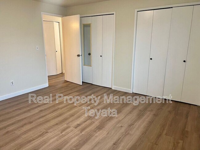 Building Photo - 902 S 22nd Ct