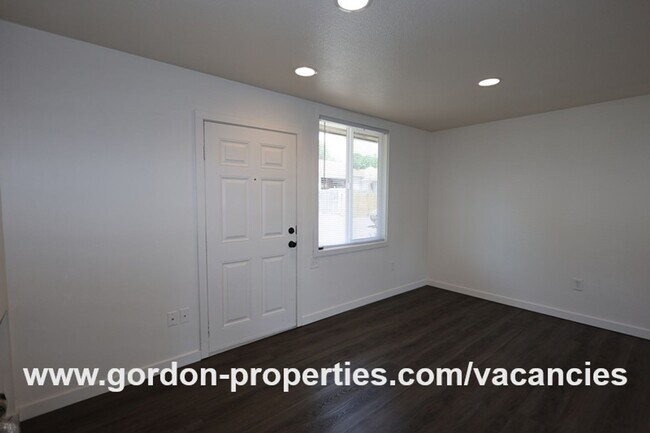Building Photo - SE Arista Dr - 2 bedroom unit in the heart...