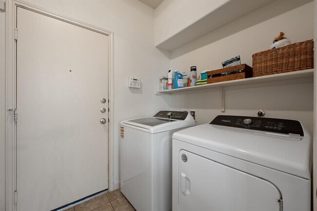 Building Photo - 2209 Nestlewood Dr