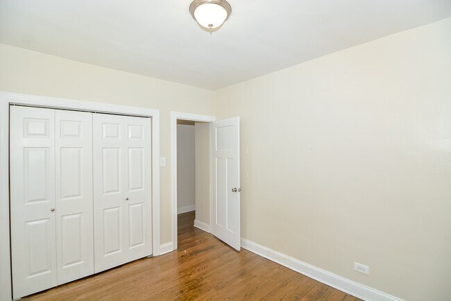 Building Photo - 3819.5 N Greenview Ave