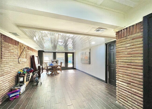 Building Photo - 4913 W 43rd St