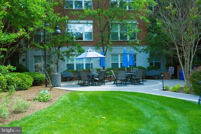 Building Photo - 350 W Elm St
