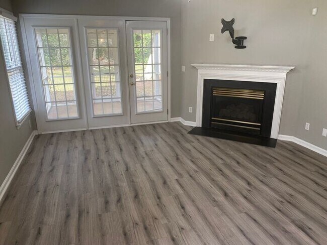 Building Photo - Spacious 3-bedroom home located in Charlotte. $300 off on two months' rent!