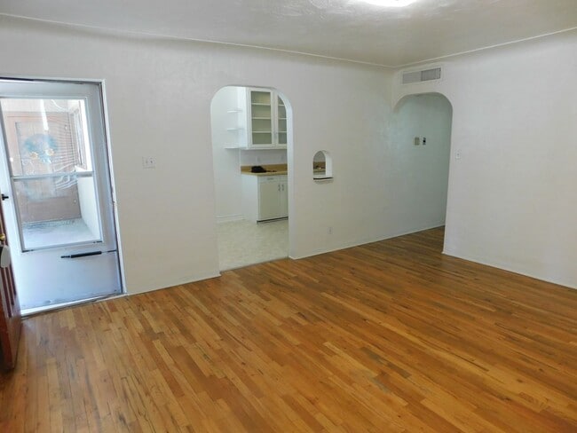 Building Photo - Close to CMU/St Mary's