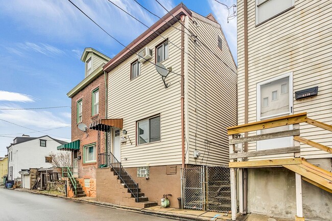 Building Photo - 2 bed 2 bath - great location, off street ...