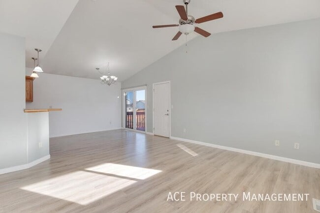 Building Photo - 240 Grandeur Ln