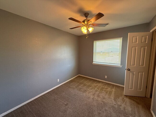 Building Photo - Three Bed 1 Bath Home in Broken Arrow with Shed