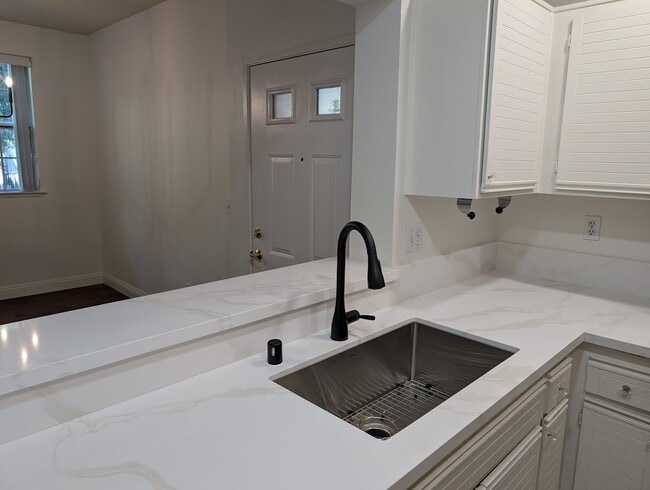 Building Photo - 24153 Del Monte Dr.