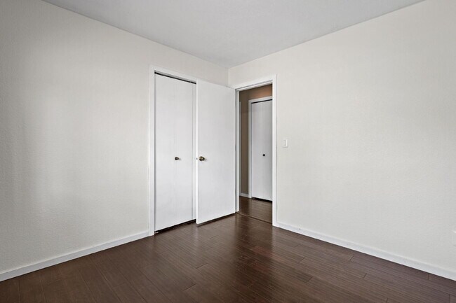Building Photo - "Spacious 5-Bedroom Haven with 3 Full Bath...