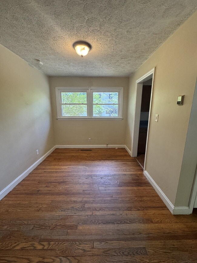 Building Photo - 3 Bedroom 1 Bathroom Home