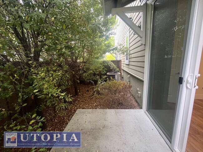 Building Photo - Spacious and Modern 3-bedroom, 3.5 bathroo...