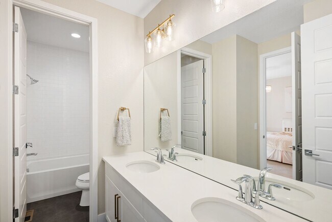 Building Photo - 6 Bedroom 5.5 Bathroom Single Family Home ...