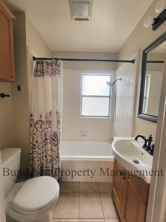 Building Photo - Charming 2 bedroom with vintage appeal