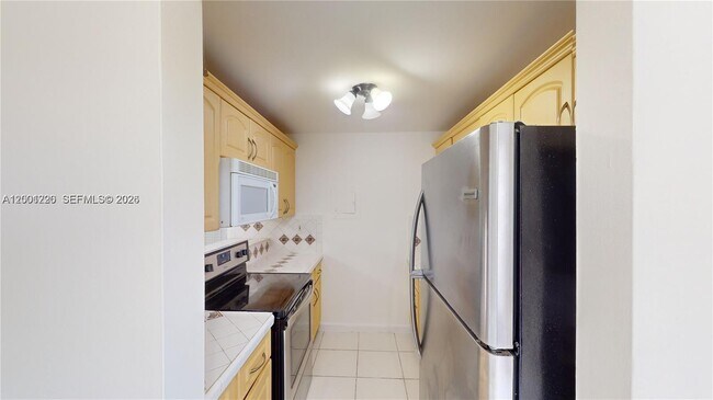 Building Photo - 160 SW 30th Ave