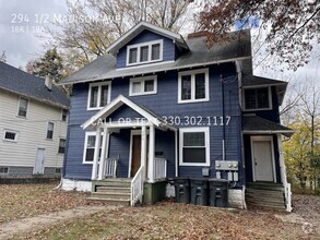 Building Photo - One bedroom one bathroom third level apart...