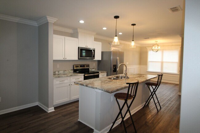 Building Photo - 3 Bedroom in Magnolia Gardens Available Now!