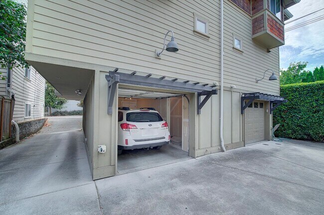 Building Photo - 2Bd/1.5Ba Seattle Townhouse