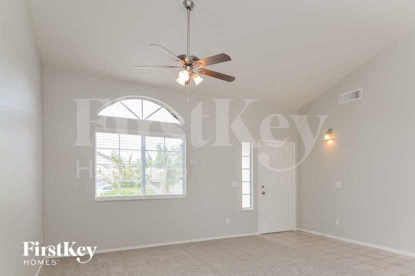 Building Photo - 127 E Tamarack Dr