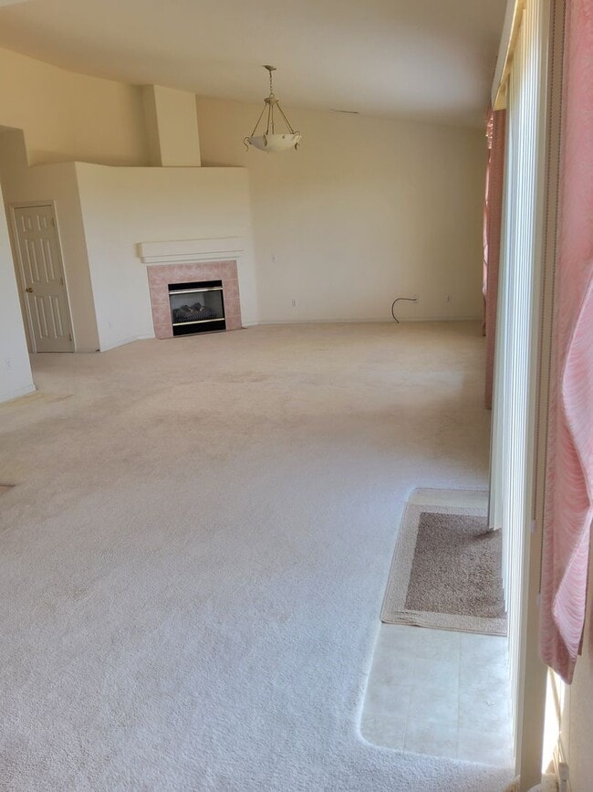 Building Photo - Beautiful house in great neighborhood with...