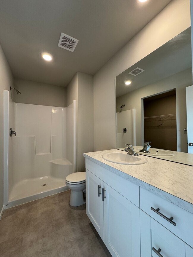 Building Photo - HUGE NEW PET FRIENDLY