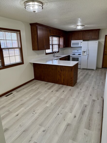 Building Photo - 111 W Golf Ave