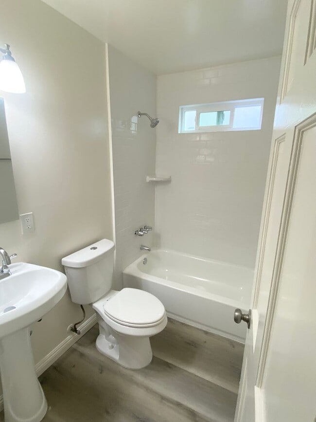 Building Photo - 3-Bed, 2-Bath Home, + Bonus Room/Office $4...