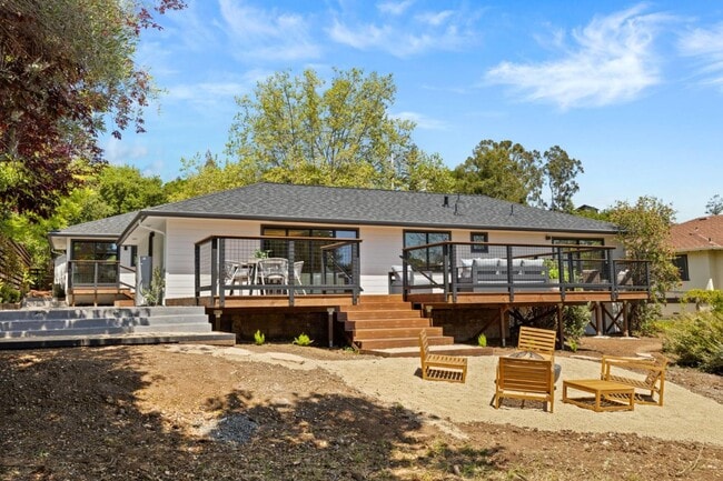 Building Photo - 810 W California Way