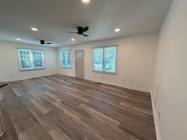 Building Photo - Newly Remodeled