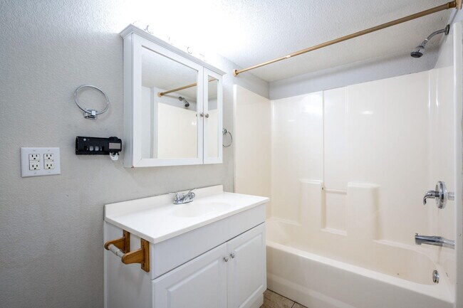 Building Photo - 276 S Center St