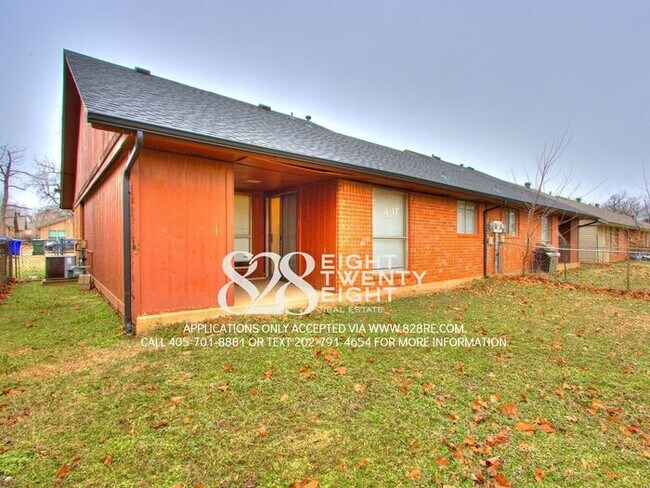 Building Photo - West Norman 2 Bed/1 Bath Duplex WITH Fenced Backyard! AVAILABLE NOW!