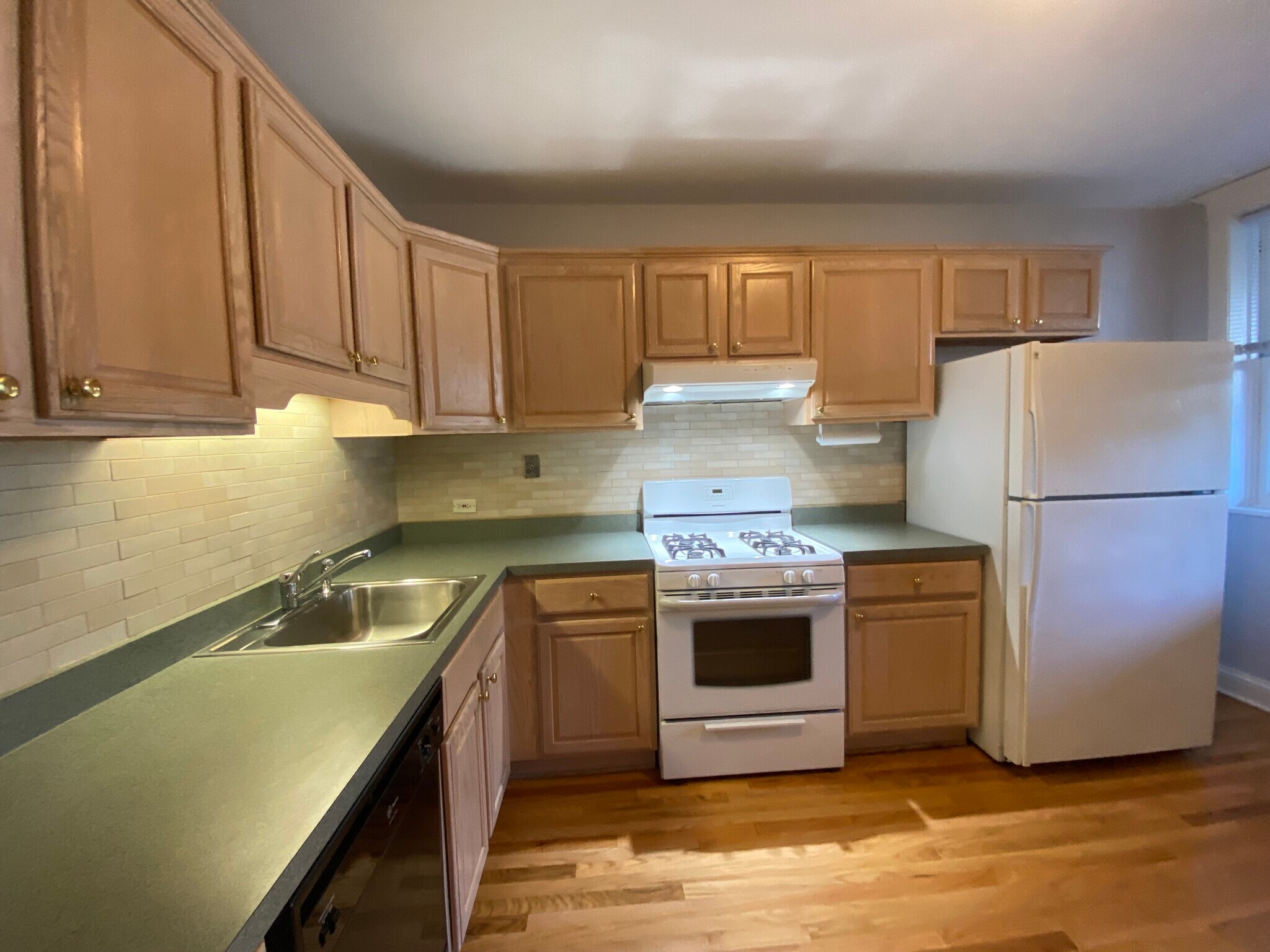 lots of counter space - 2726 W Wellington Ave